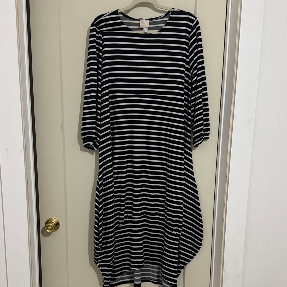 Elegant Black and White Striped Long Sleeve Dress